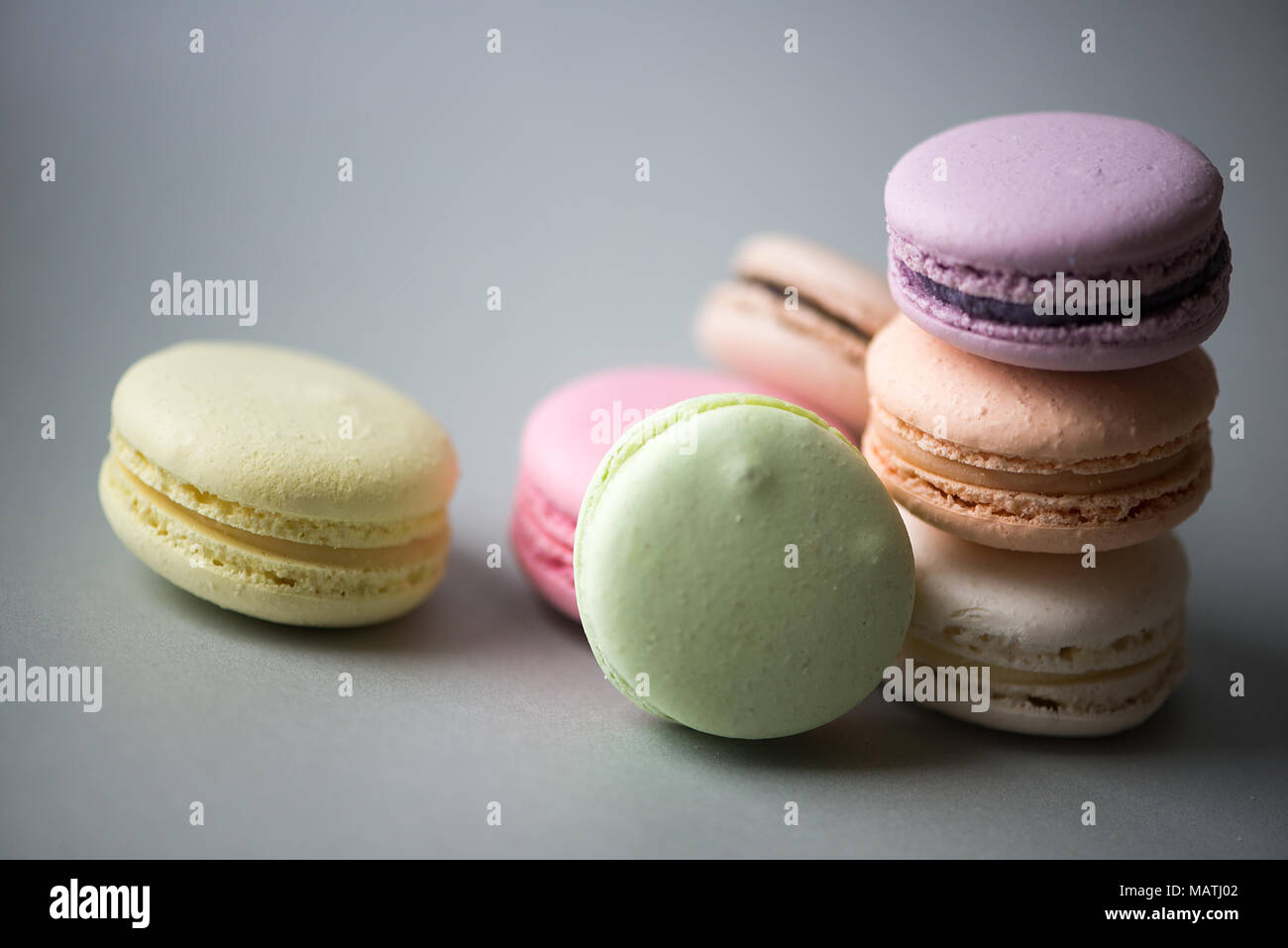 Süße französische Makronen Kuchen (oder MACARONS) mit Vintage pastellfarbenen Ton auf rosa Hintergrund. Stockfoto