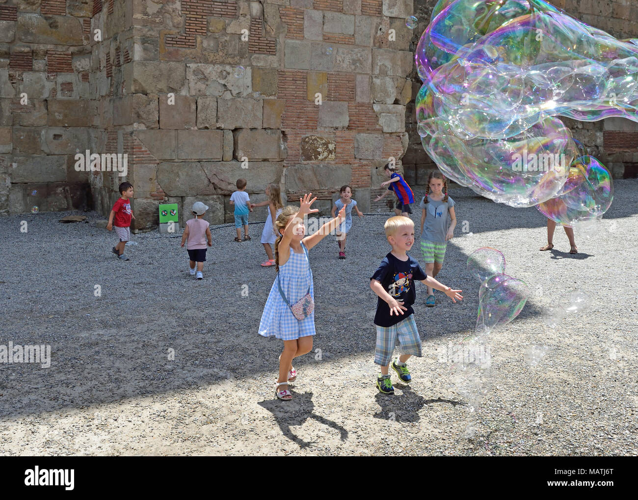 Barcelona, Katalonien, Spanien, Europa. 30. 06. 2017. Kinder spielen mit Luftblasen im Gotischen Viertel in Barcelona. Stockfoto