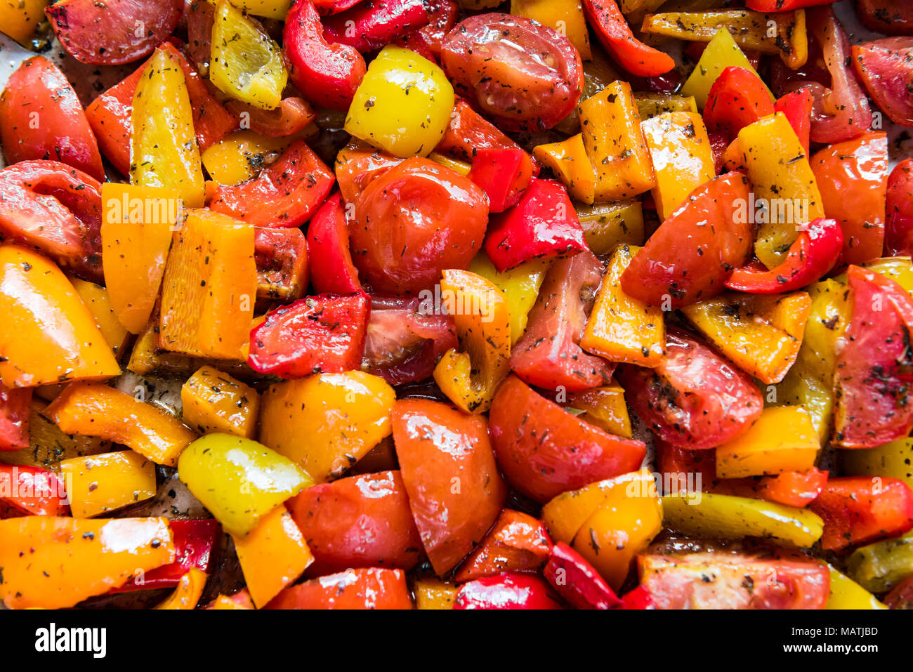 Backblech mit gebratenen Paprika und Tomaten. Stockfoto