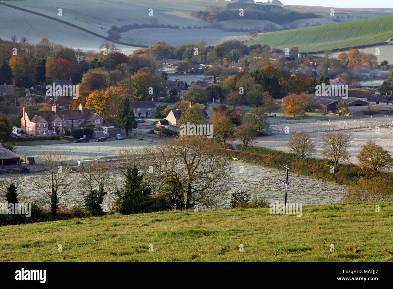 Das Dorf Kingston Deverill südlich von Warminster, Wiltshire, vom Fussweg bis Kalte Küche Hill fotografiert. Stockfoto