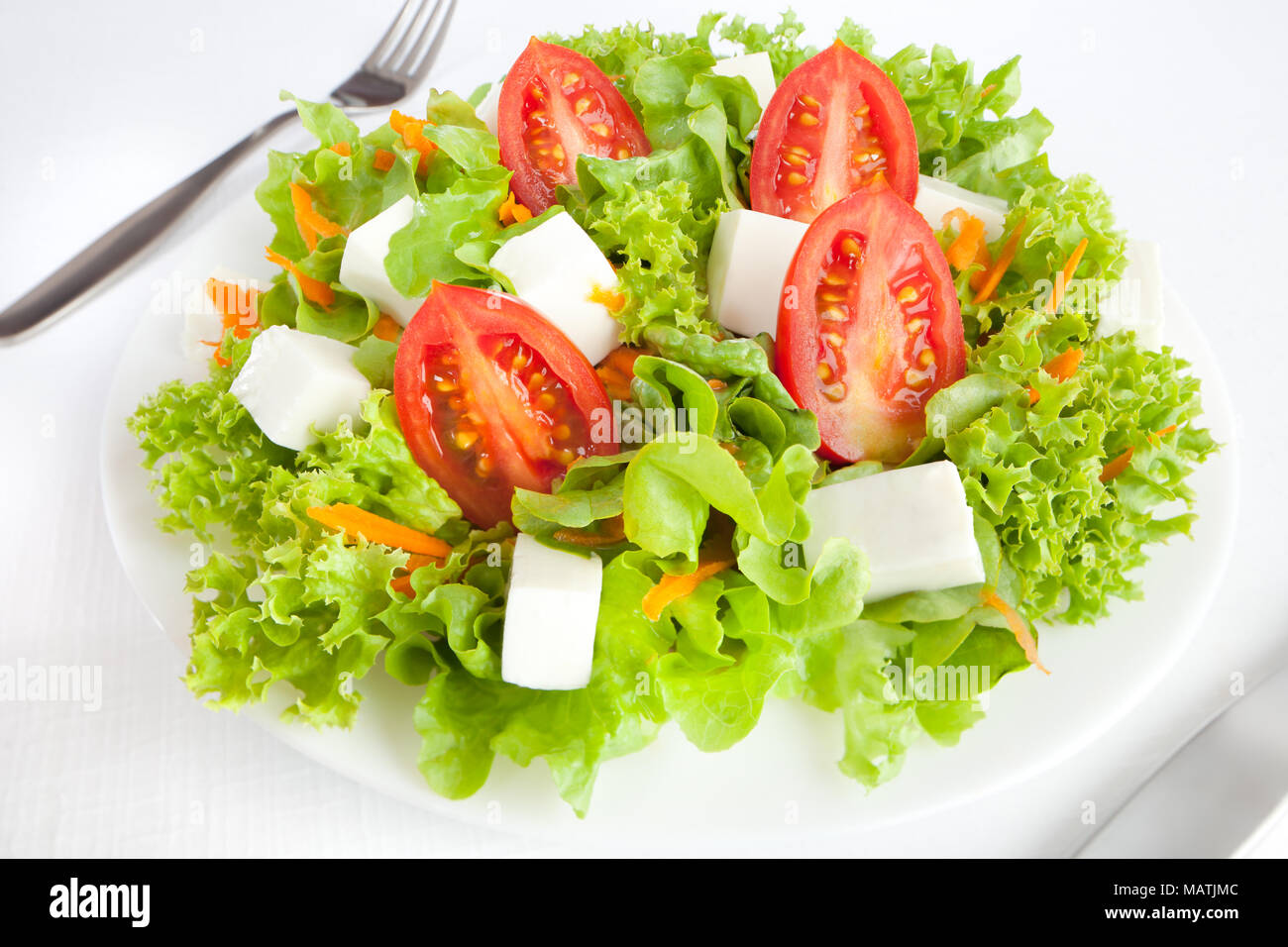 Nahaufnahme eines grün gesund Salat vor einem weißen Hintergrund Stockfoto