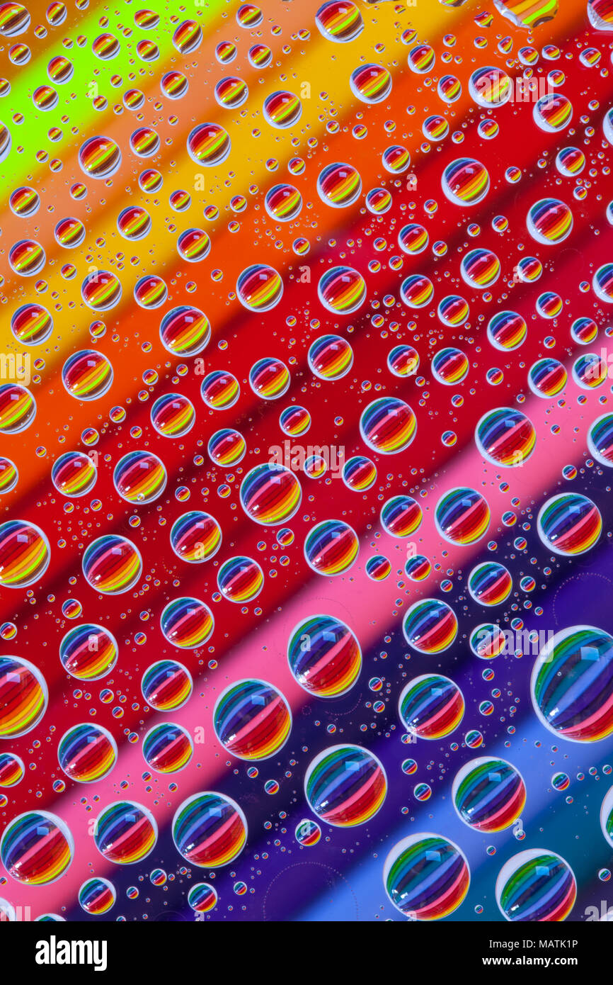 Farbe abstrakt Hintergrund mit Tropfen und Holz- Bleistifte set Stockfoto