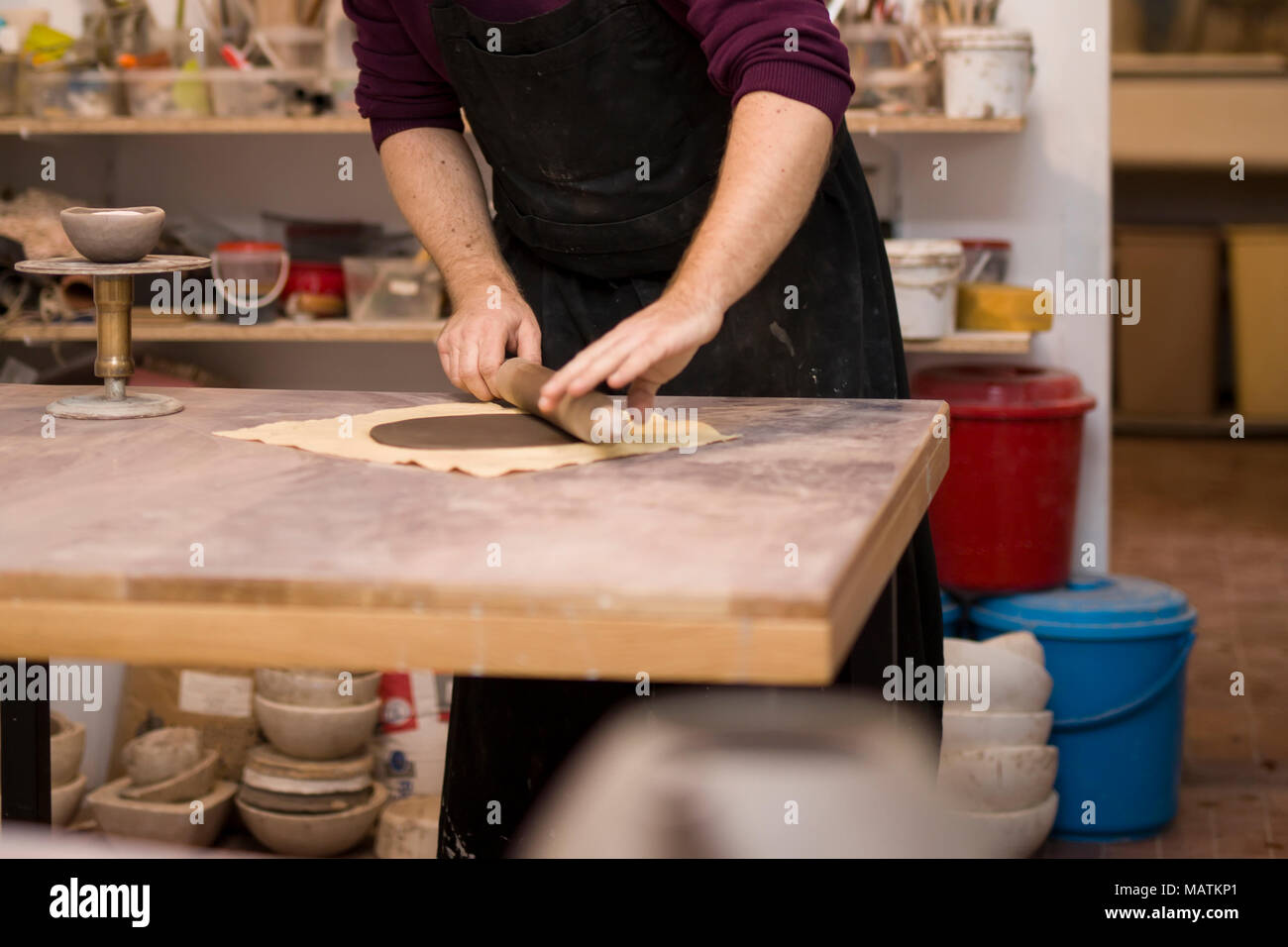 Cllose bis auf qualifizierte Meister Vorbereitung ton Stücke für seine neue Schöpfung Stockfoto