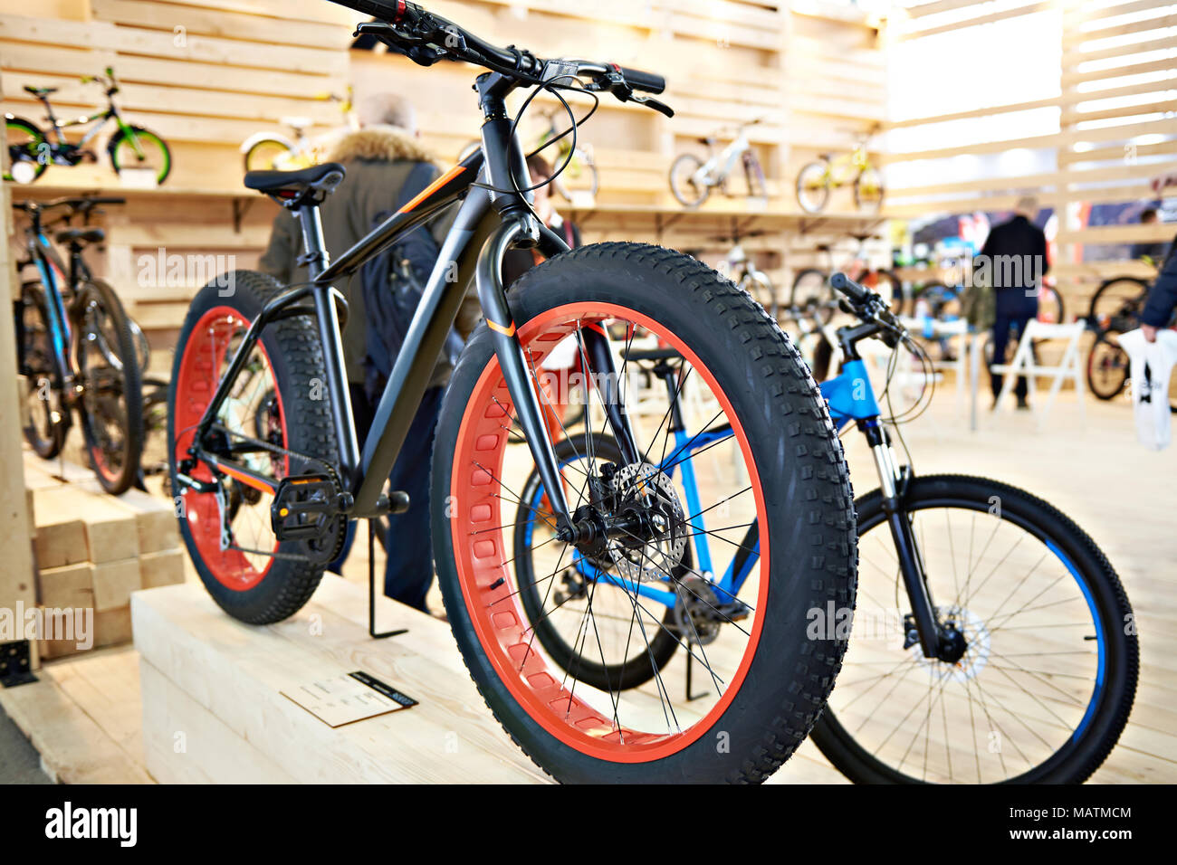 Fahrrad mit fetten Reifen im Sportgeschäft Stockfoto