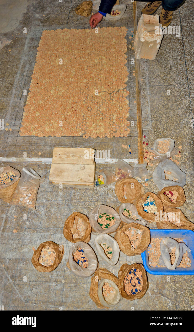 Marokko Fes Medina Souk KUNST NAJI berühmten blauen HANDGEMACHTE KERAMIK MONTAGE MOSAIK FLIESEN IN EINEM KOMPLEXEN MUSTER FÜR DIE VERWENDUNG AUF EINEM TISCH Stockfoto