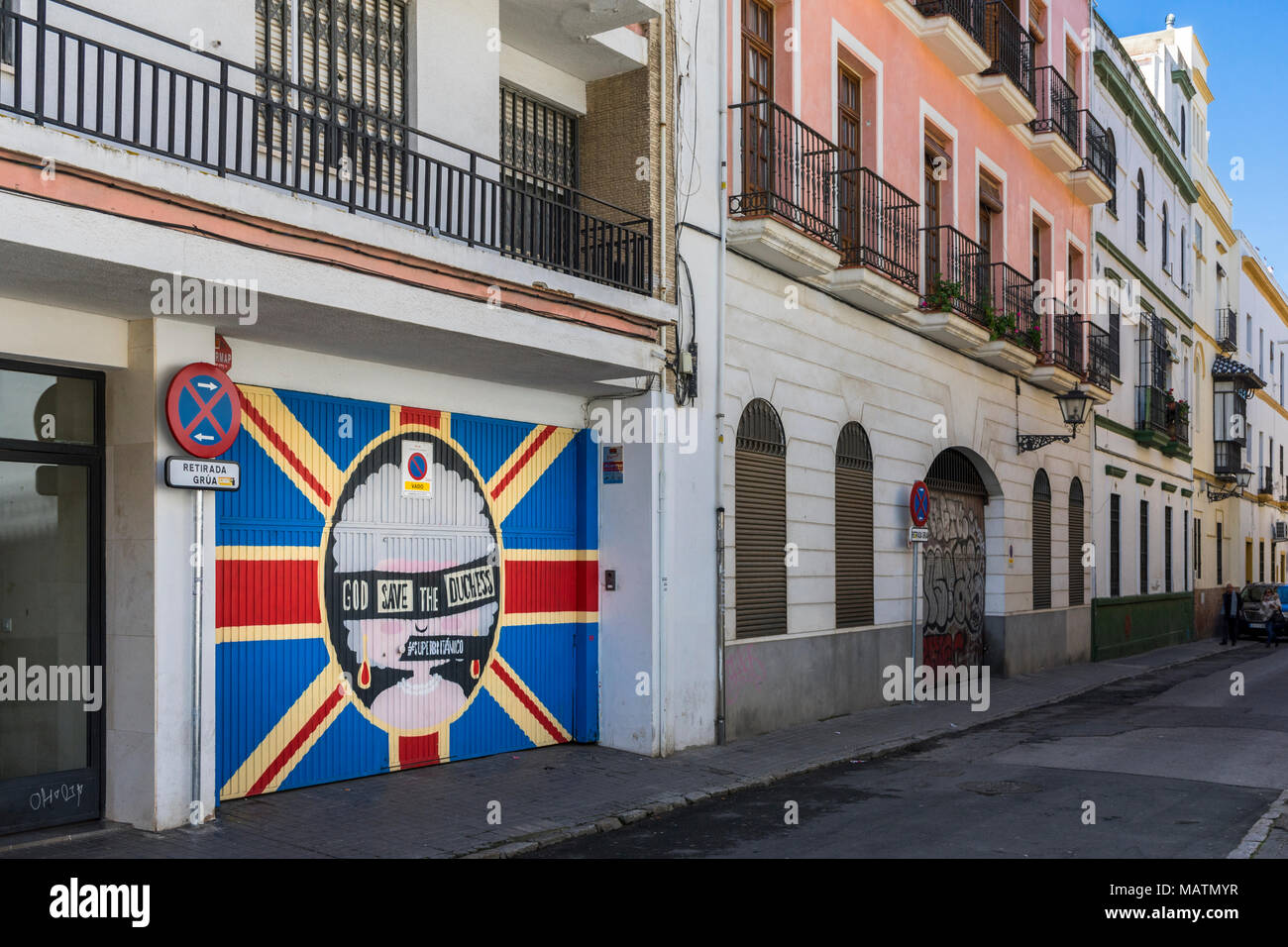 Street Scene mit Union Jack Graffiti im Zentrum der spanischen Stadt Sevilla, Andalusien, Spanien Stockfoto