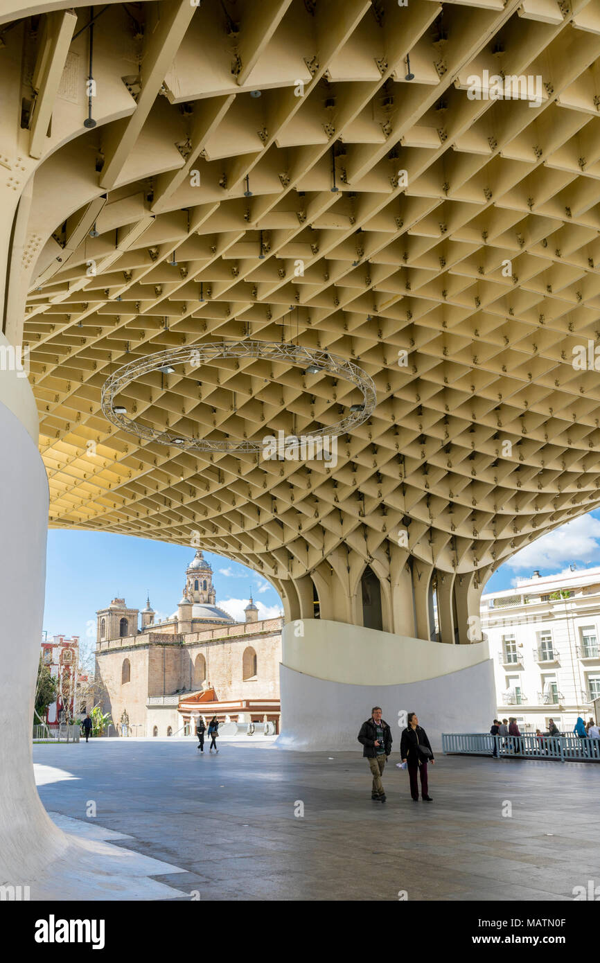 Das Metropol Parasol im Jahr 2018 - einen großen modernen Holz- struktur von deutschen Architekten Jürgen Mayer in Sevilla konzipiert gegen den blauen Himmel, Andalusien, Spanien Stockfoto