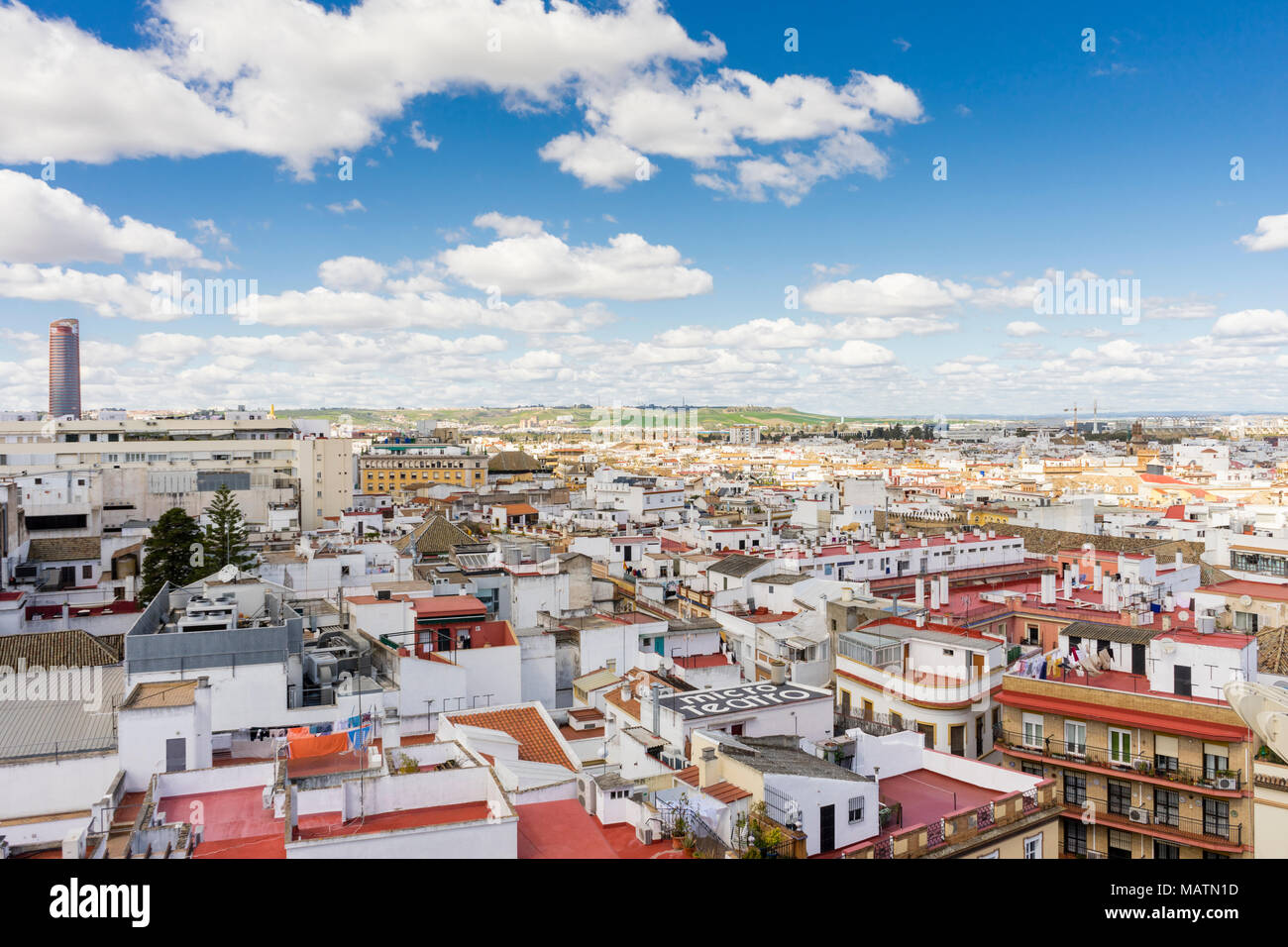 Blue Sky Stadtbild Blick über die Dächer von Sevilla Sevilla Turm (Torre Sevilla) im Hintergrund, Sevilla, Andalusien, Spanien Stockfoto