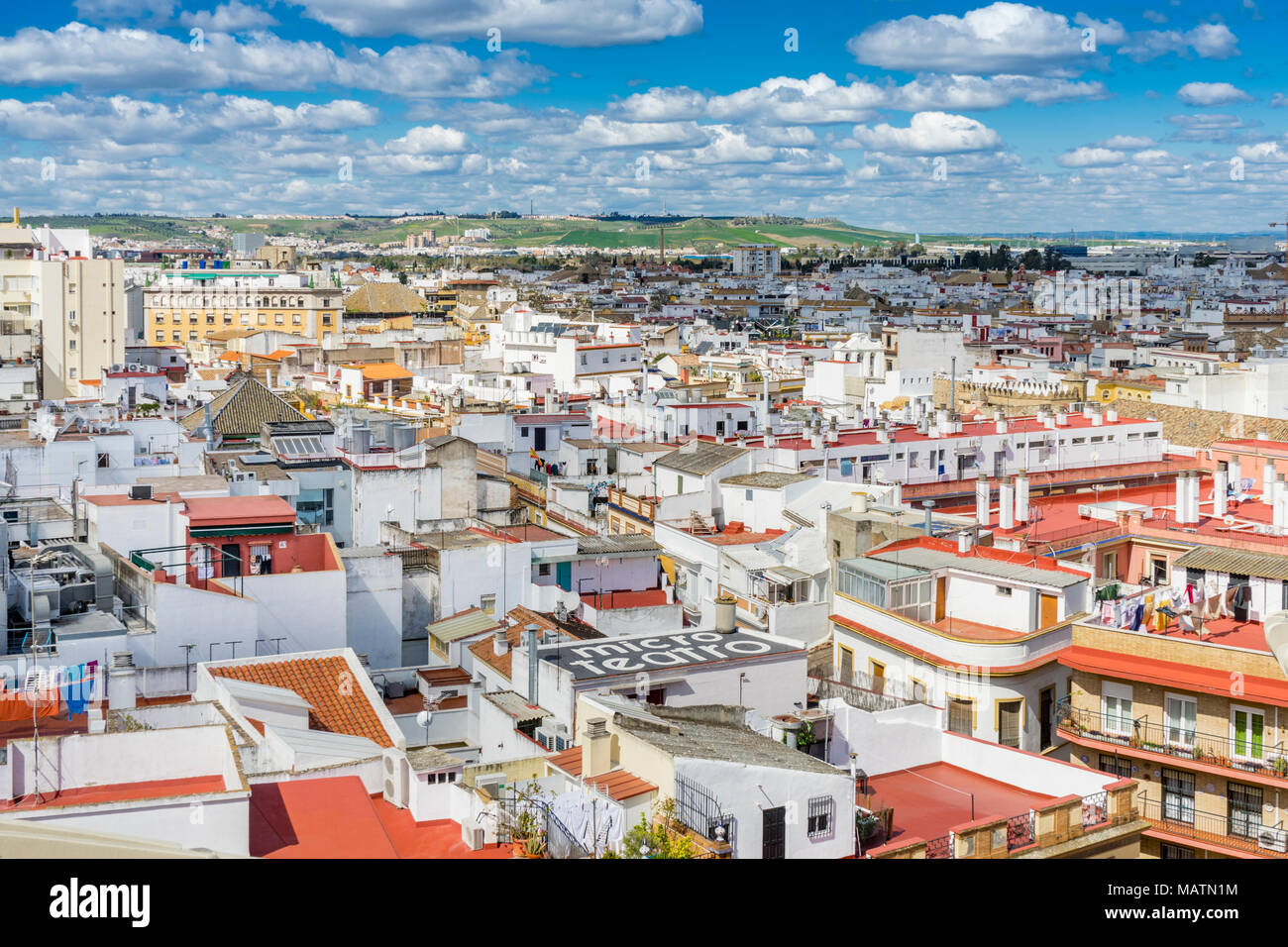 Blue Sky Stadtbild Blick über die Dächer von Sevilla, Sevilla, Andalusien, Spanien Stockfoto