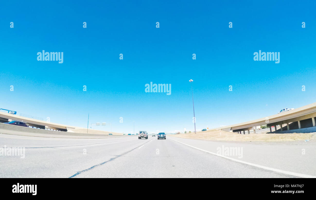 Fahren auf Autobahn 25 im frühen Frühling. Stockfoto