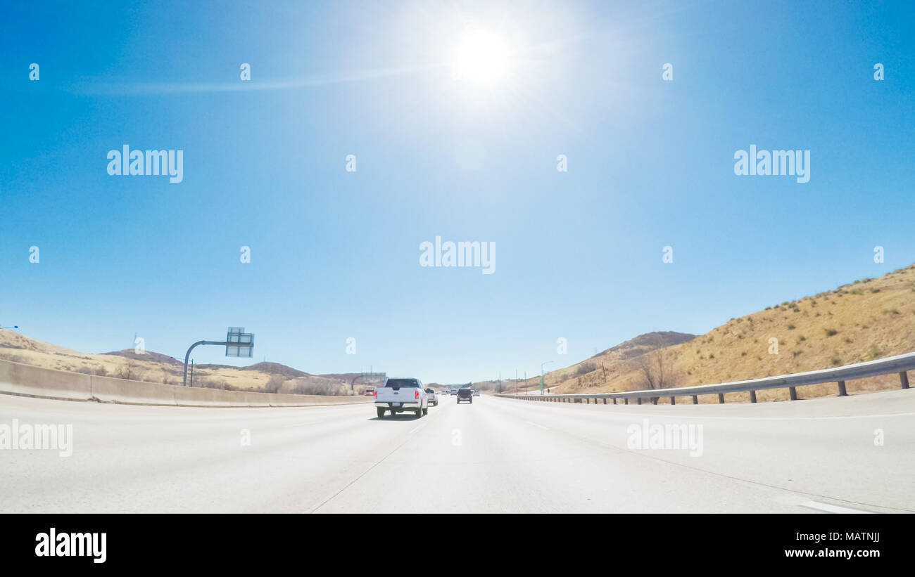 Fahren auf Autobahn 25 im frühen Frühling. Stockfoto