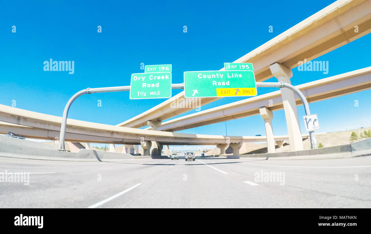 Fahren auf Autobahn 25 im frühen Frühling. Stockfoto