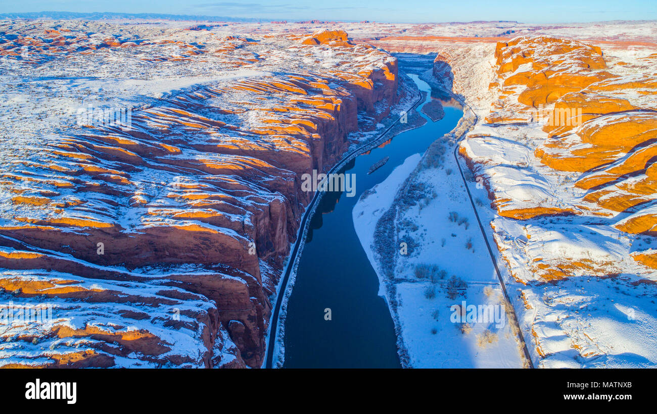Colorado River und das Portal im Winter, in der Nähe von Moab, Utah, Poison Spider Mesa auf der linken Seite Stockfoto