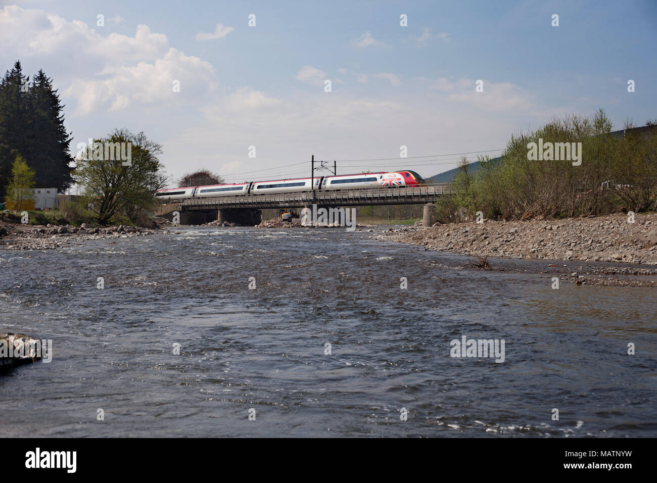 Ein Virgin Trains Westküste Pendolino train Kreuze lamington Viadukt über den Fluss Clyde nördlich von beattock Gipfel auf der West Coast Main Line Stockfoto