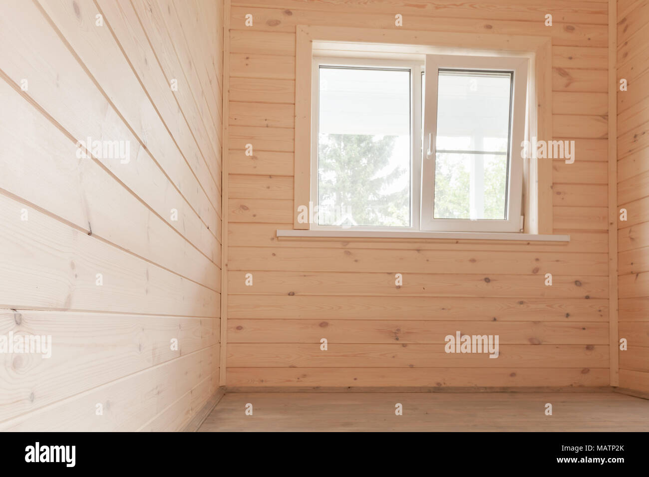 Leere Holzhaus Innenraum, kleine Zimmer mit Fenster Stockfoto