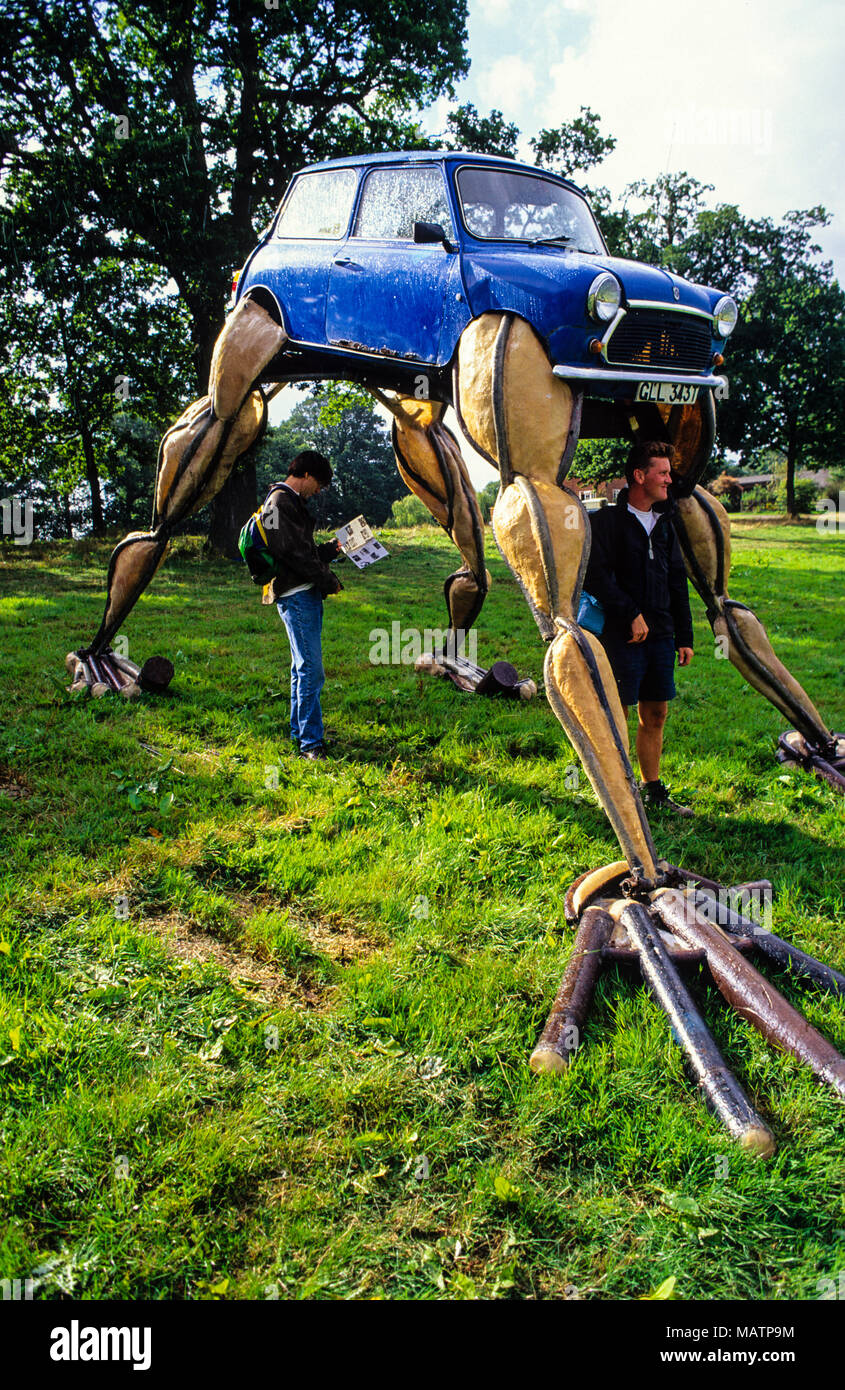 Auto mit Beinen, Kunstwerk, Kunst umgehen, Newbury Protest, Newbury, Berkshire, England, UK, GB. Stockfoto