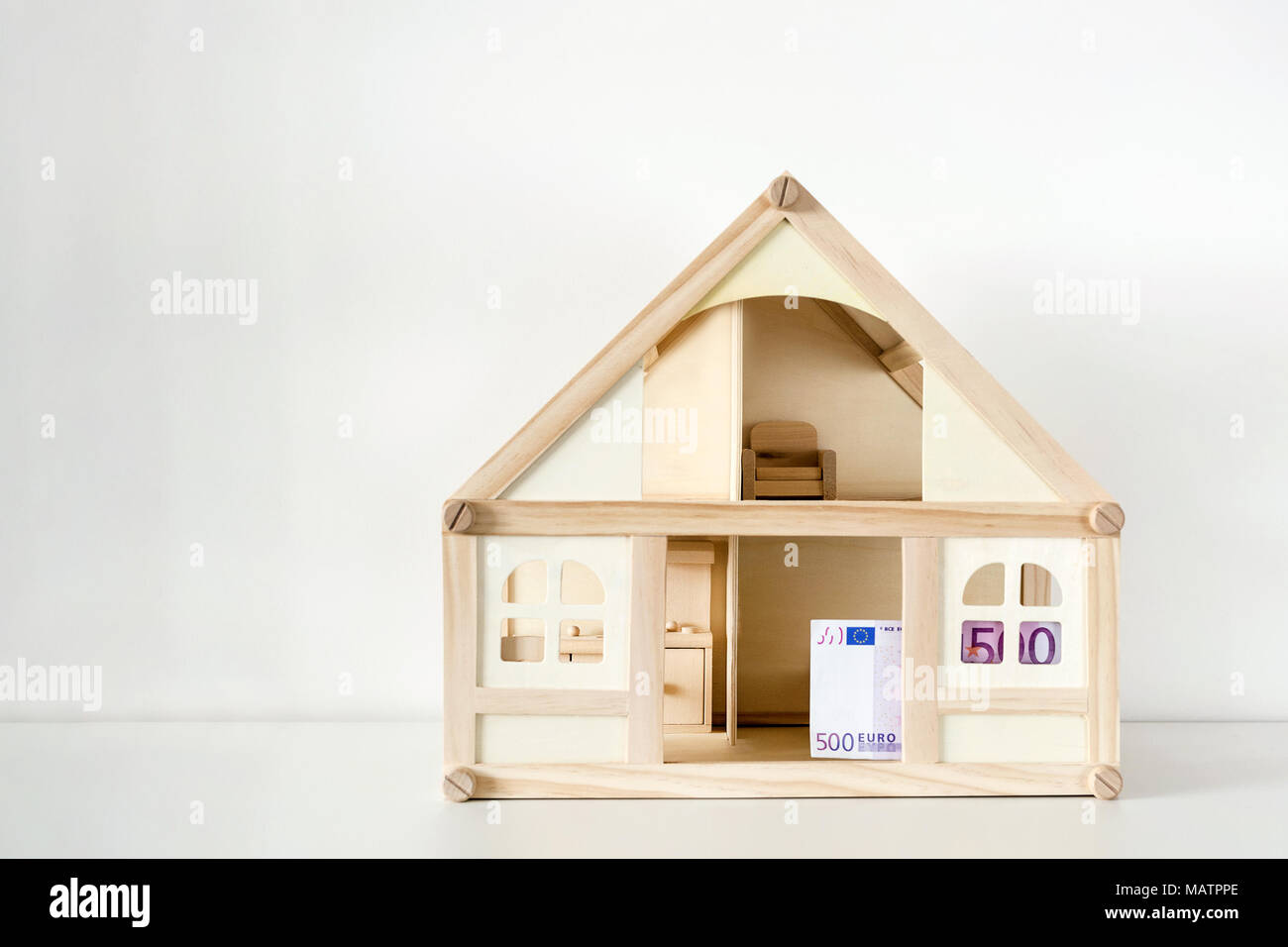 Holzhaus Modell Mit 500 Euro Rechnung Haus Vermietung Und Verkauf Aufwendungen Und Kosten Fur Das Handling Gehause Einsparungen Konzept Copyspace Stockfotografie Alamy