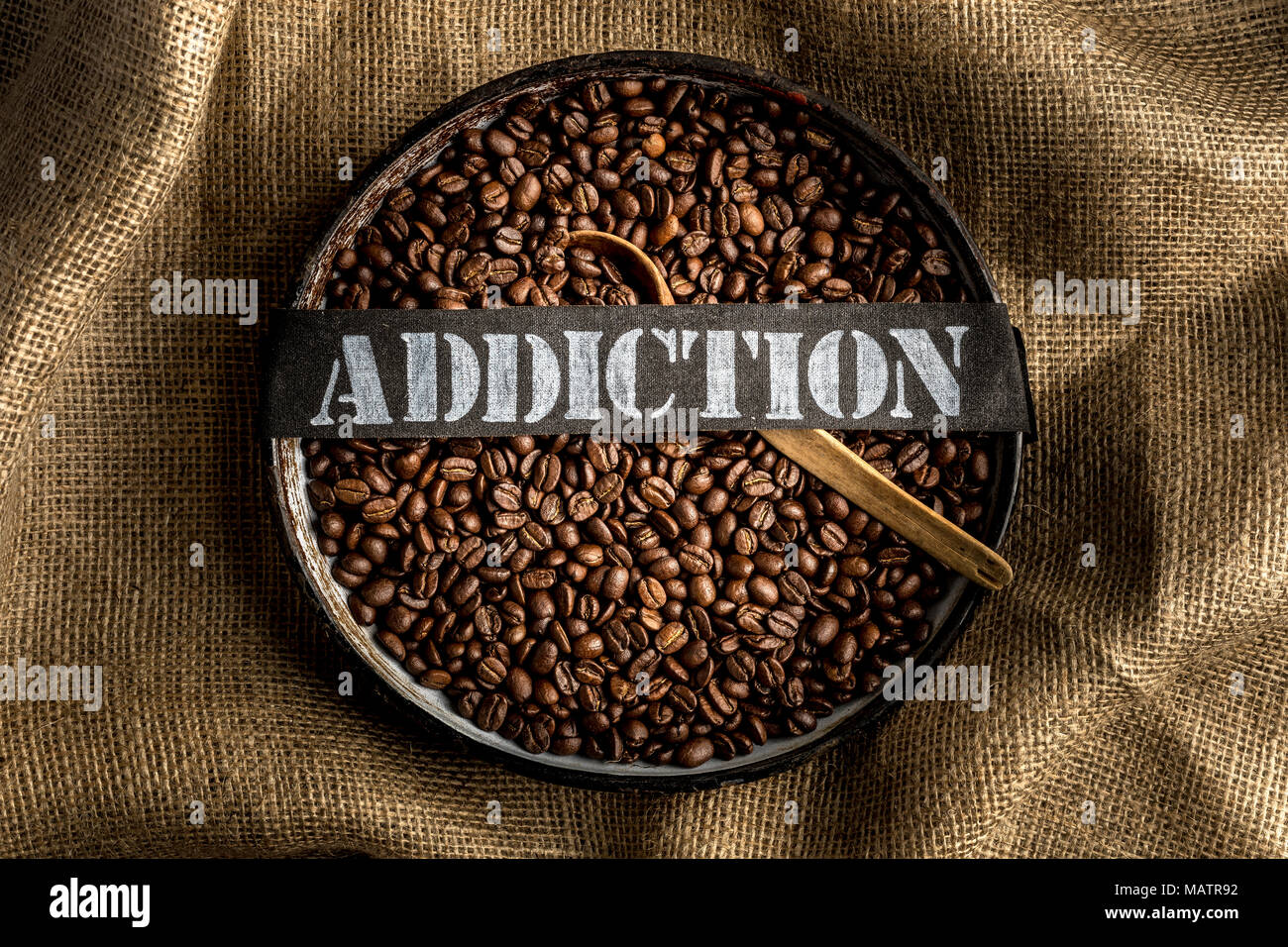 Kaffee sucht auf rotem Hintergrund Stockfoto