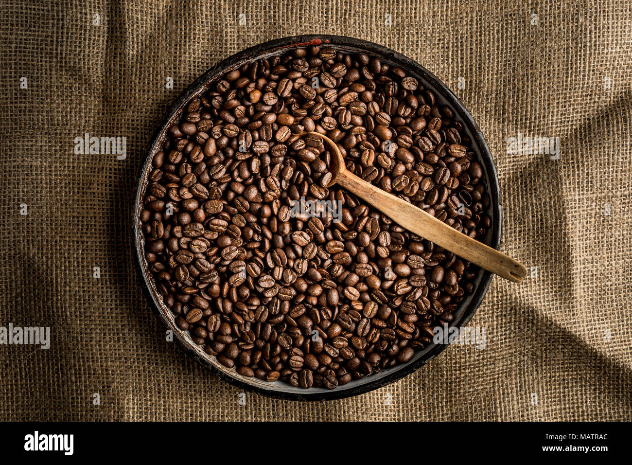 Kaffeebohne in Schale mit Löffel aus Holz Stockfoto