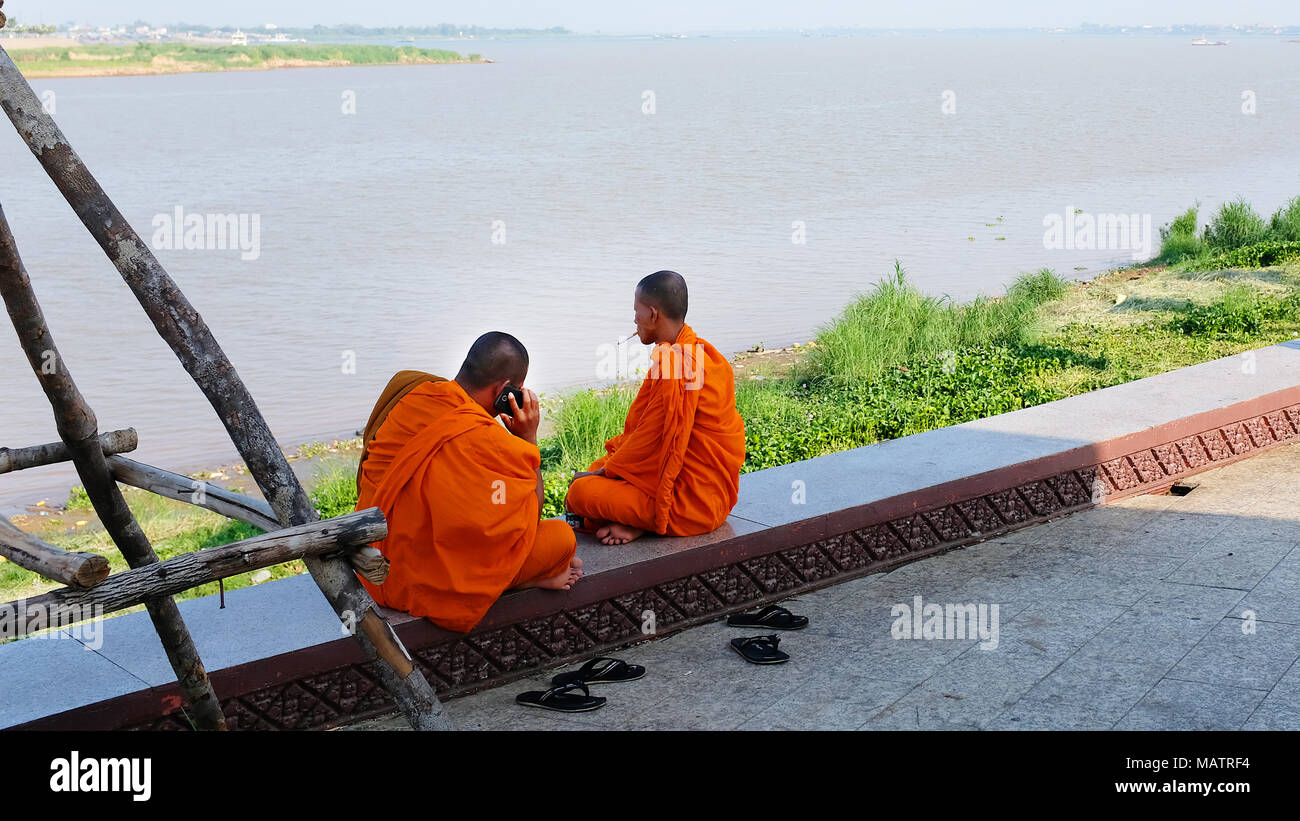 Candid von zwei Buddhistische Mönche in Phnom Penh. Stockfoto