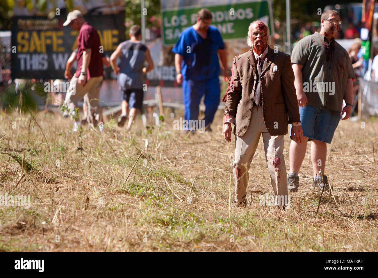 Verkleidet als blutige Zombies in einem Feld stehen, zu bedrohen Schienen im Lauf um dein Leben 5 k am 14. September 2013 in Dalton, GA warten. Stockfoto