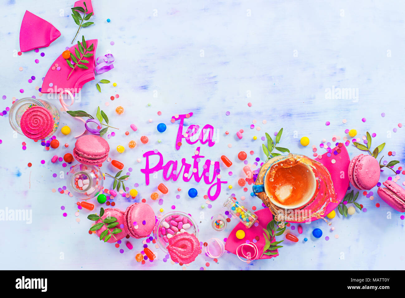 Tea Party Konzept mit Papier Text, Bonbons, Süßigkeiten, Konfetti, Macarons und dynamische Kaffee spritzen. Farbenfrohe Geburtstagsfeier flach mit kopieren. Stockfoto