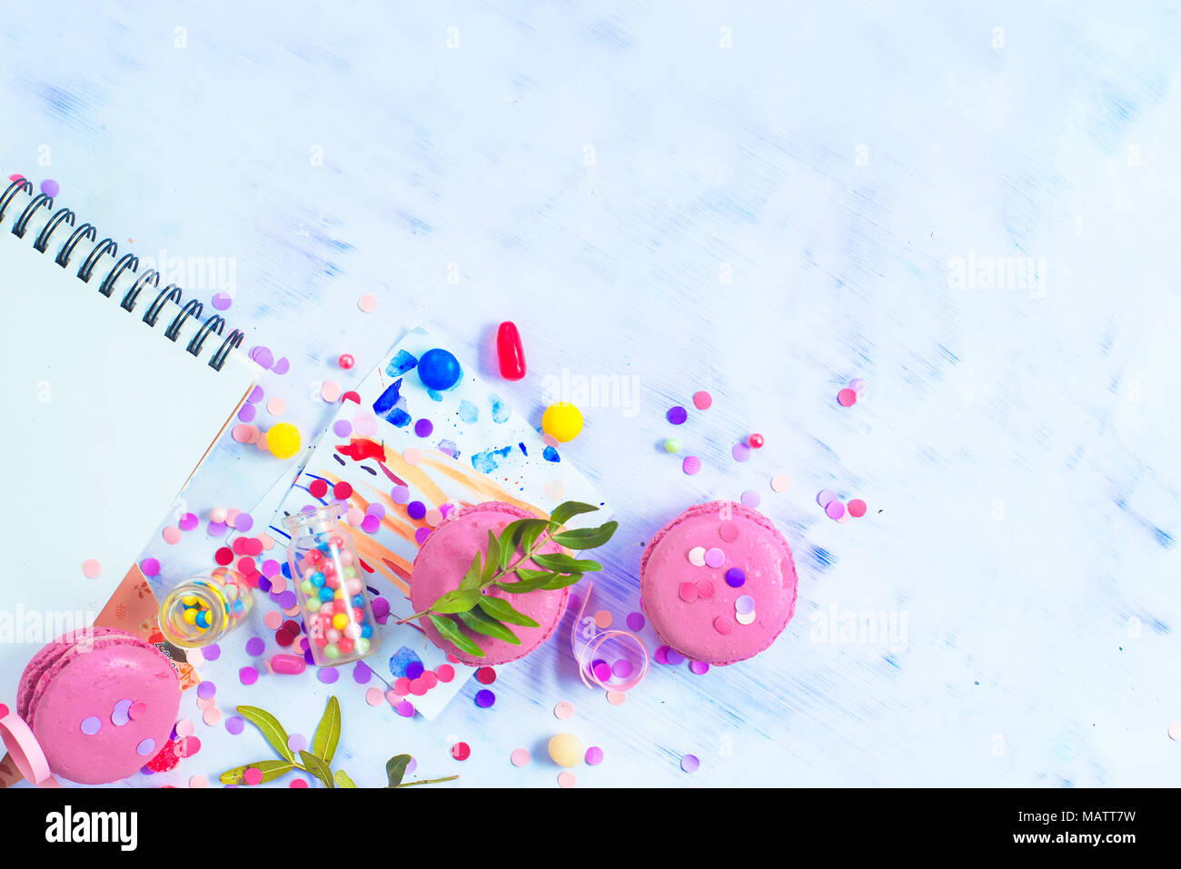 Leere Seiten Notizblock mit Süßigkeiten, Bonbons, Macarons und Konfetti auf einem hellen Hintergrund mit kopieren. Party Planung Konzept. Stockfoto