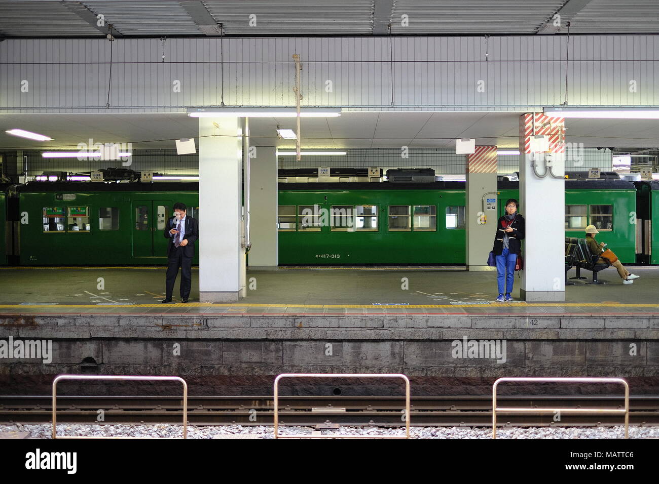 Menschen warten auf den Zug am Bahnhof in Japan Stockfoto