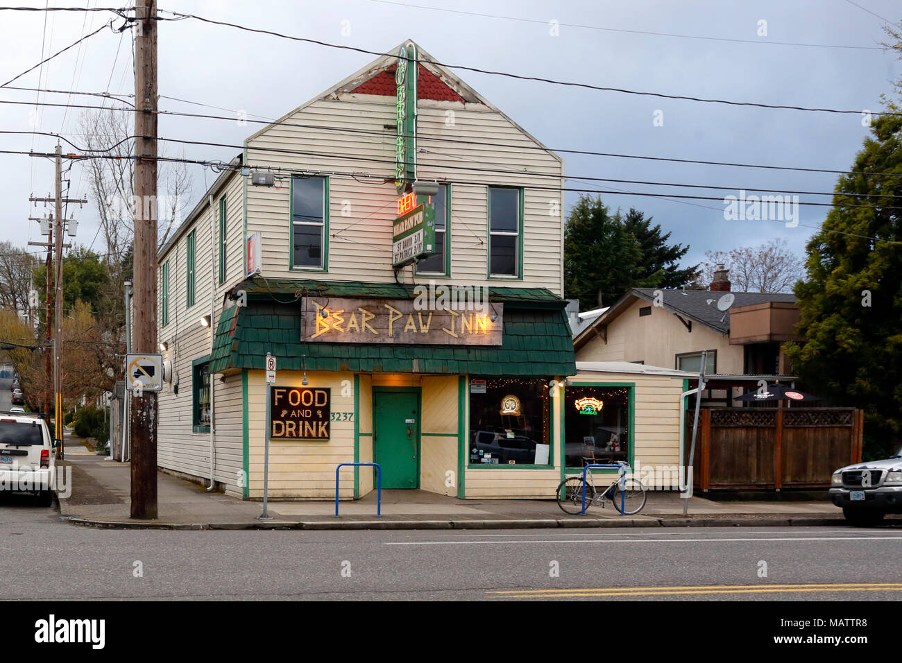 Bear Paw Inn, 3237 SE Milwaukie Ave, Portland, Oregon. Außenfassade einer Bar im Stadtteil Brooklyn. Stockfoto