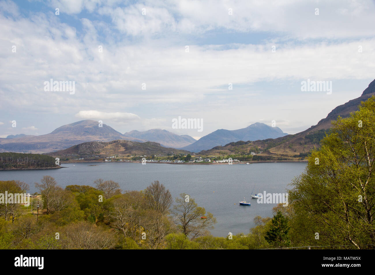 Blick auf Shieldaig Dorf am Ufer des Loch Shieldaig mit einem Hintergrund der Torridon Berge Beinn Eighe und Beinn Alligin, in Wester Ross, n Stockfoto