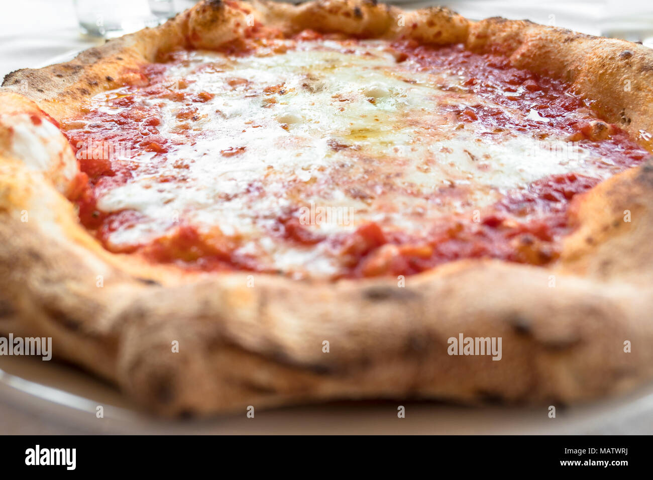 Pizza Margherita mit Mozzarella und Tomatensauce. Italienisches Essen, Restaurant Konzept. Geringe Tiefenschärfe. Stockfoto