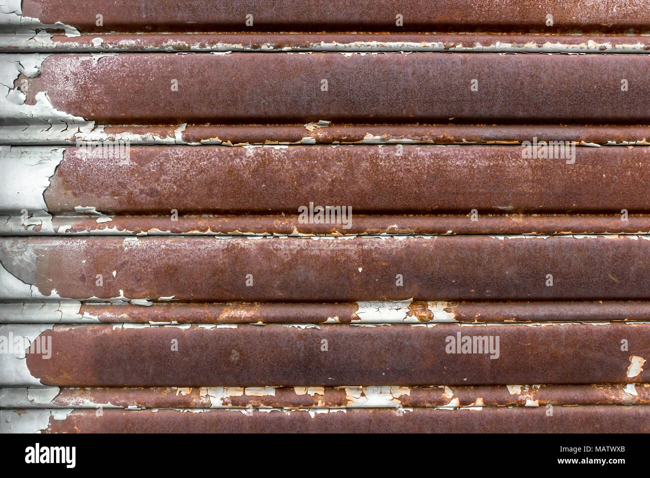 Alten rostigen Garage. Store Tür. Nähe zu sehen. Stockfoto