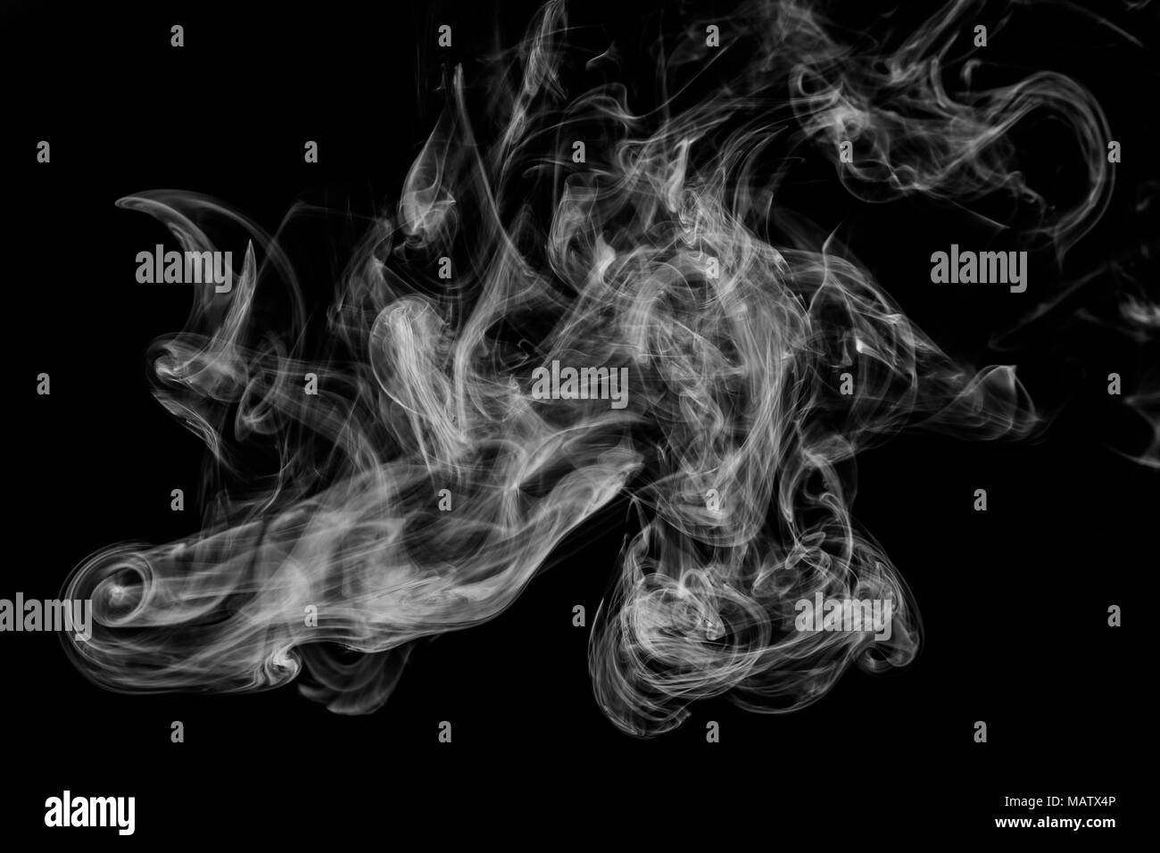 Dichten weißen Rauch auf einem schwarzen Hintergrund isoliert. Hintergrund der Rauch vape Stockfoto