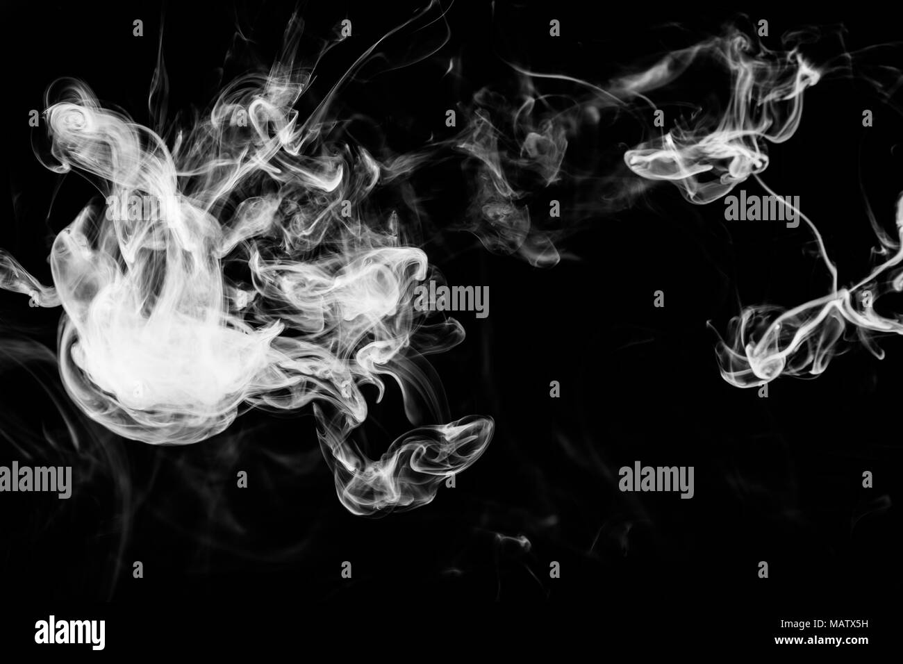 Dichten weißen Rauch auf einem schwarzen Hintergrund isoliert. Hintergrund der Rauch vape Stockfoto
