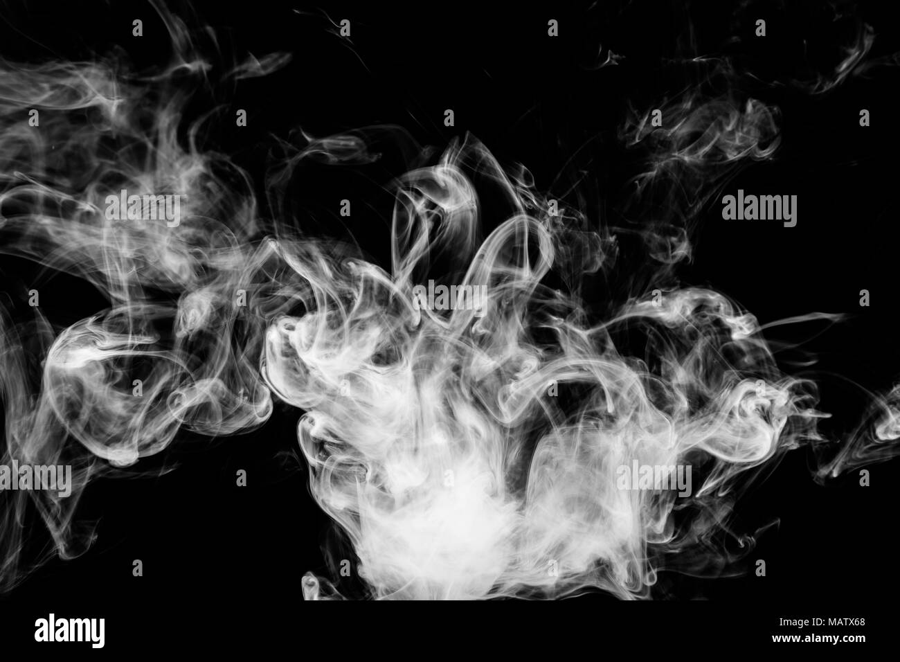 Dichten weißen Rauch auf einem schwarzen Hintergrund isoliert. Hintergrund der Rauch vape Stockfoto