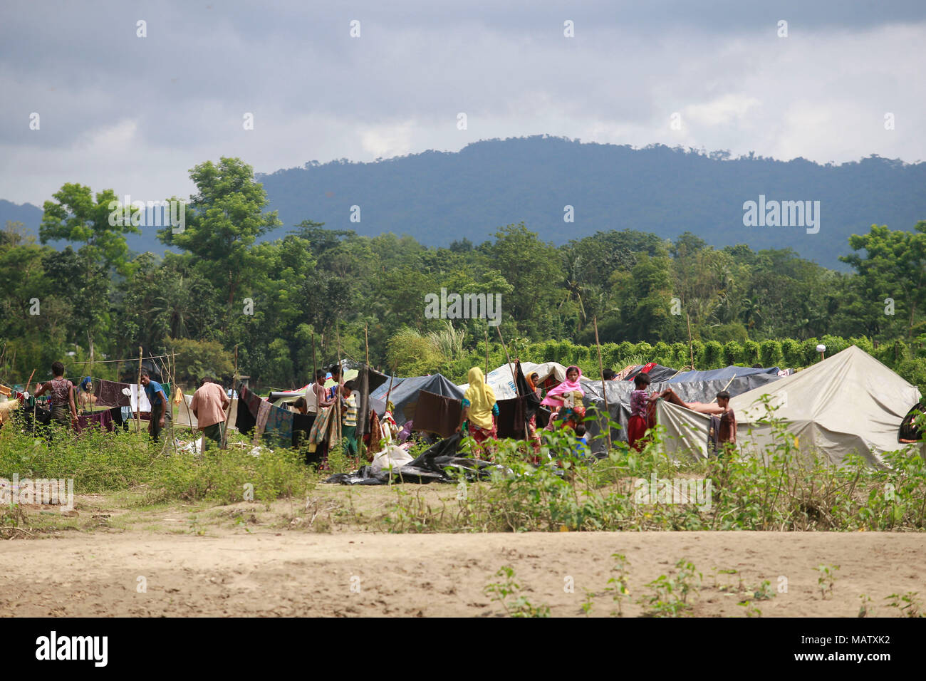 Myanmars ethnischen Rohingya Muslime bauen behelfsmäßiges Zelt auf Bangladesch Seite der Grenze in Tumbro, Bangladesch. Stockfoto