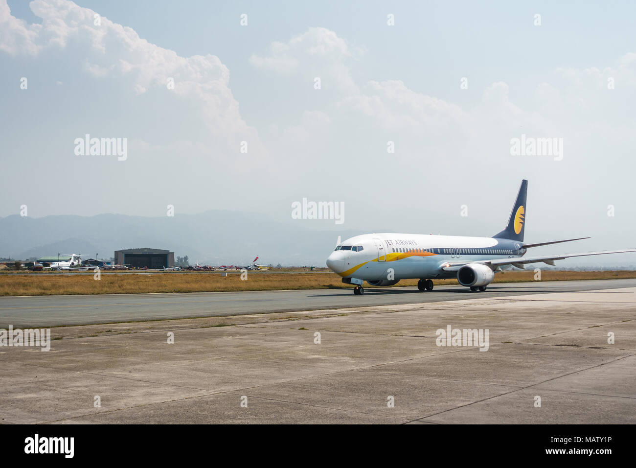 KATHMANDU, Nepal - ca. März 2108: ein Jet Airways Boeing 737 Rollen an der Tribhuvan International Airport. Stockfoto