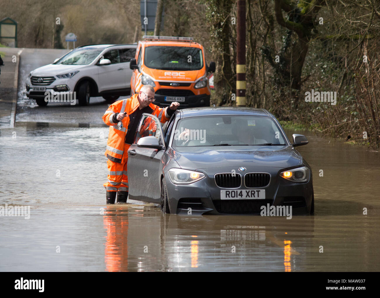 Ein Auto ist in überschwemmten, Wasser aus dem Fluss Anker auf der Straße in der Nähe von Tamworth Polesworth Warten auf Rettung durch die RAC-Recovery Services Litze Stockfoto