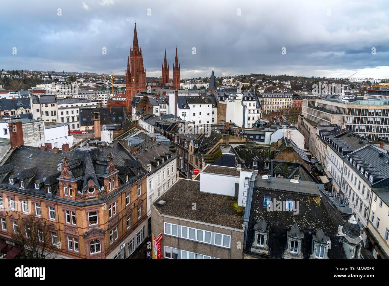 Stadtansicht mit Marktkirche von Ihr Browser kann leider keine eingebetteten Frames anzeigen gesehen, Wiesbaden, Hessen, Deutschland | Blick auf die Stadt mit Evangelische Marktkirche von oben, Wiesbaden gesehen, Stockfoto