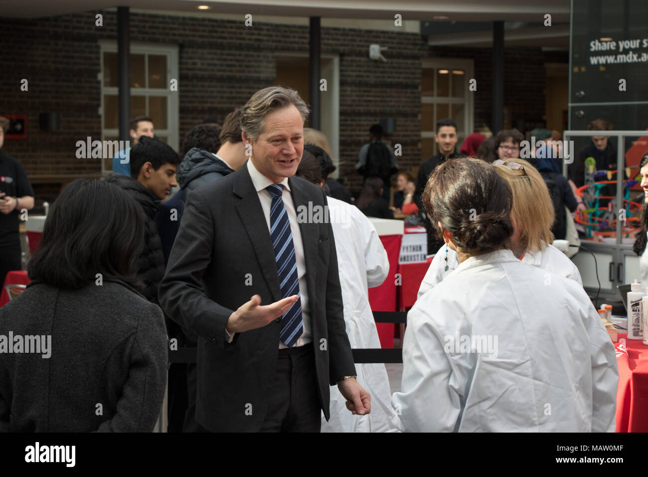 Matthäus Offord, Hendon MP und konservative Politiker, bei einem Besuch in Middlesex University Stockfoto