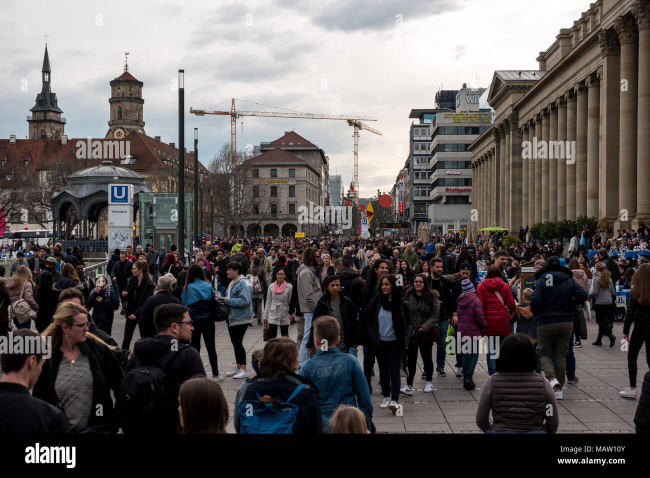 STUTTGART, DEUTSCHLAND - MÄRZ 04, 2017: Die Einwohner und Touristen auf die zentrale historische ...
