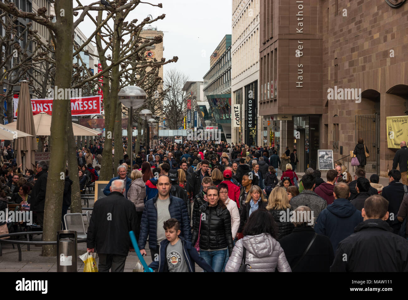 STUTTGART, DEUTSCHLAND - MÄRZ 04, 2017: Die Einwohner und Touristen auf die zentrale historische ...