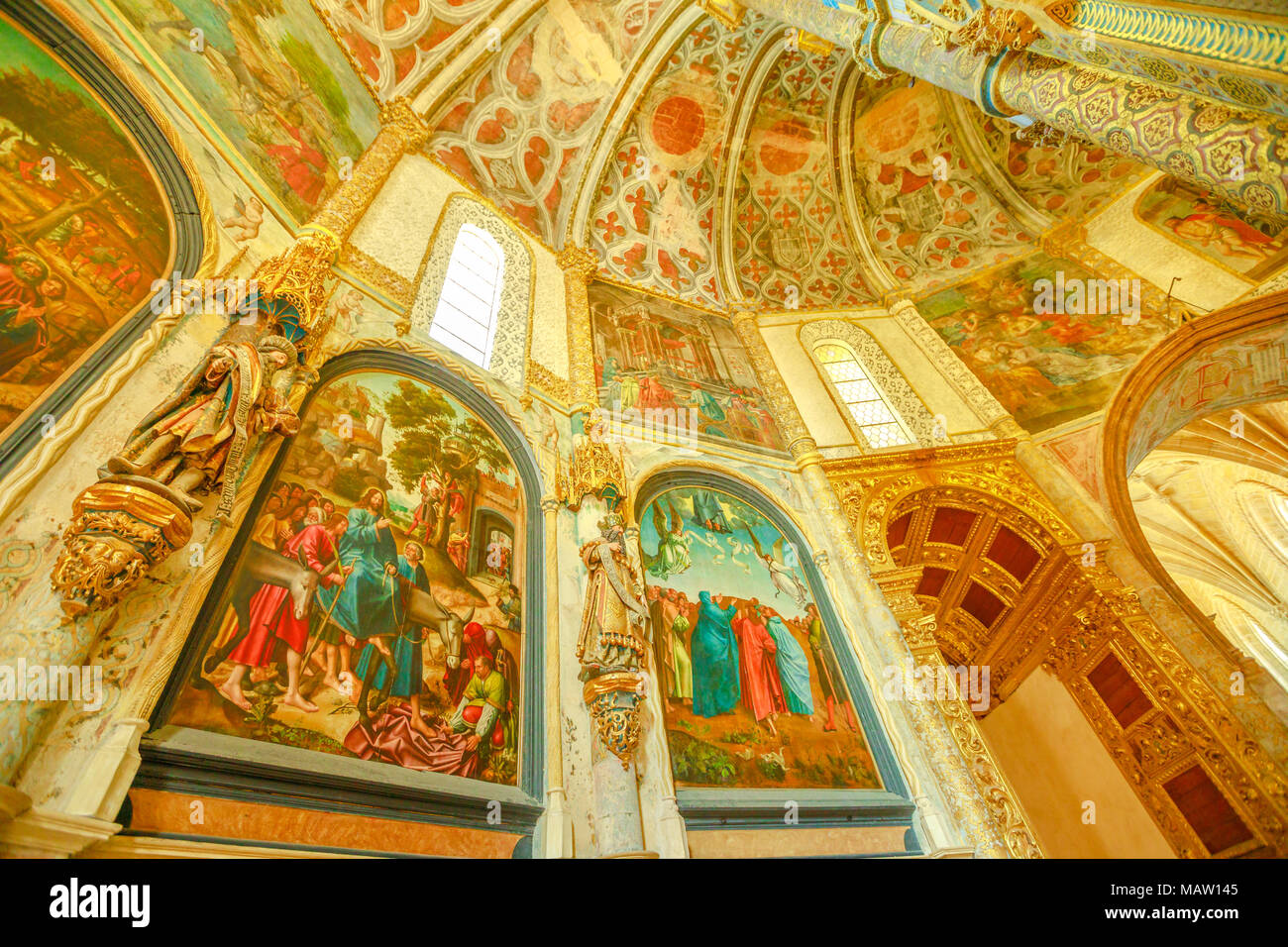 Tomar, Portugal - 10. August 2017: Charola im Inneren der Kirche der Tempelritter, private Kapelle der Ritter eingerichtet, geformt wie ein achteckiger. Architektur Hintergrund. Die zum UNESCO-Weltkulturerbe zählt. Stockfoto