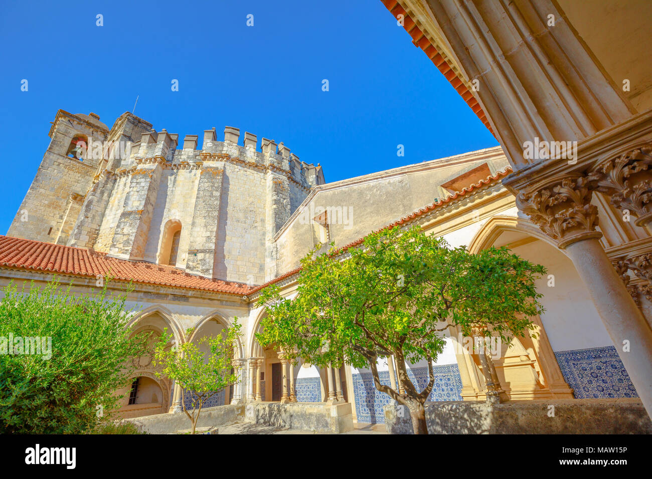 Tomar, Portugal - 10. August 2017: Claustro do Cemiterio in der Nähe von Cuesta von Templer Burg in Tomar auf blauen Himmel. Der Innenhof ist im gotischen Stil von einer Veranda mit Arkaden mit Azulejos umgeben Stockfoto