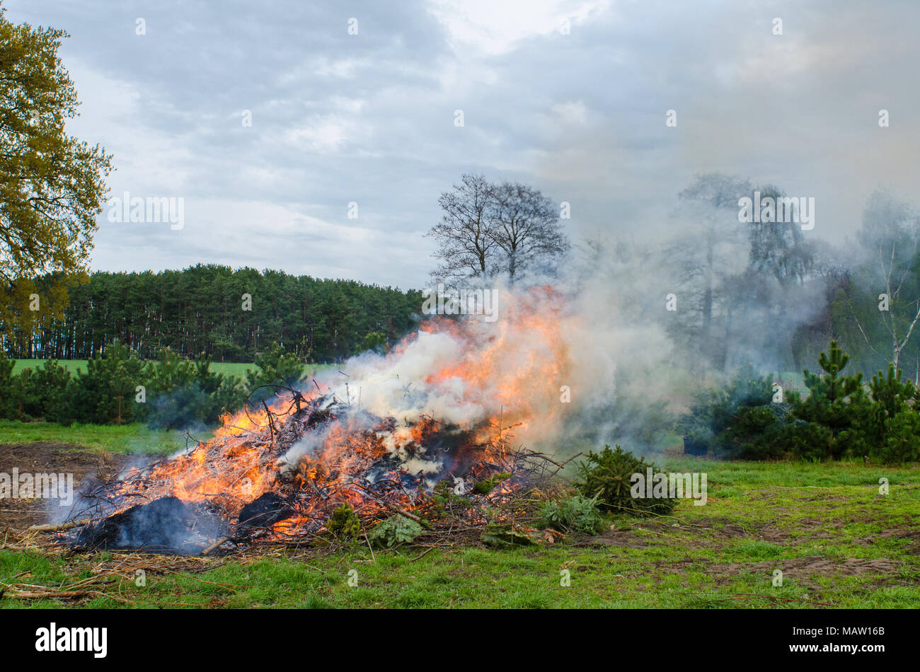 Eater Lagerfeuer brennen in der Mitte eines großen, natürlichen Landschaft in Europa Stockfoto