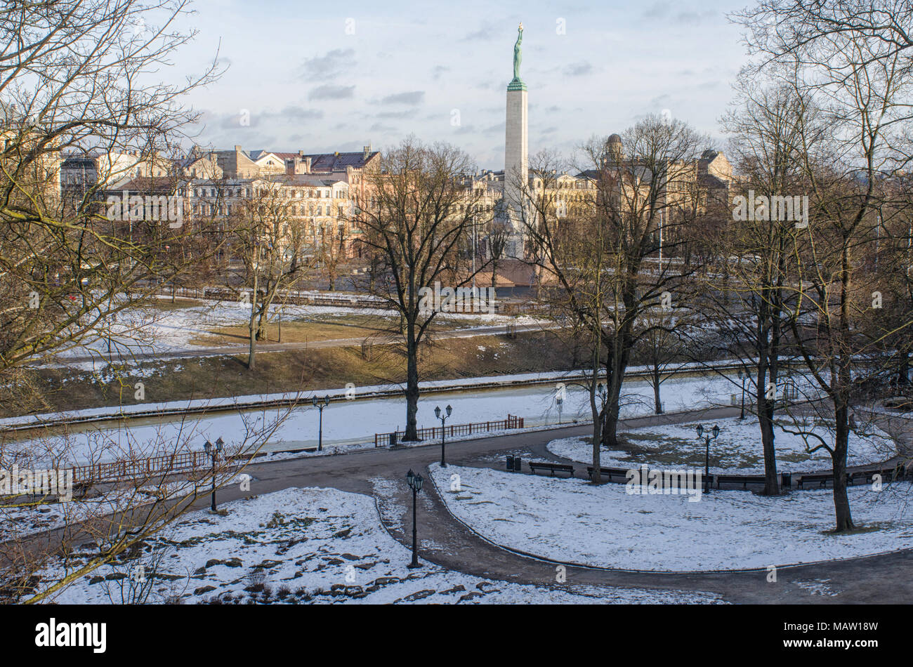 Blick auf das Freiheitsdenkmal in Riga, Lettland, von der Bastion Hill Park an einem schönen Wintertag Stockfoto