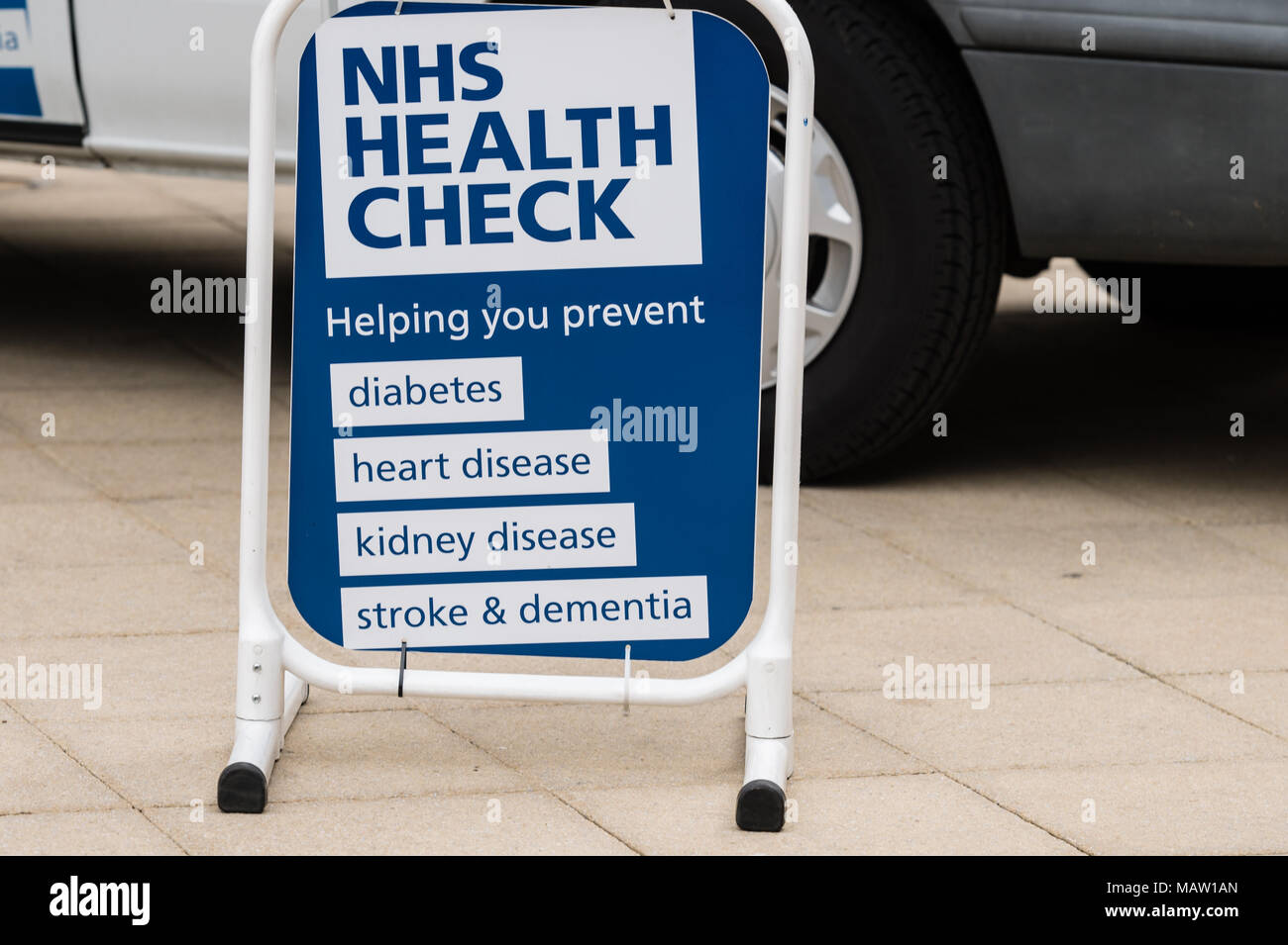 Anglian Unternehmen der Gemeinschaft (ACE) Gesundheit und Wohlbefinden NHS Health Van in Brentwood, Essex prüfen Stockfoto