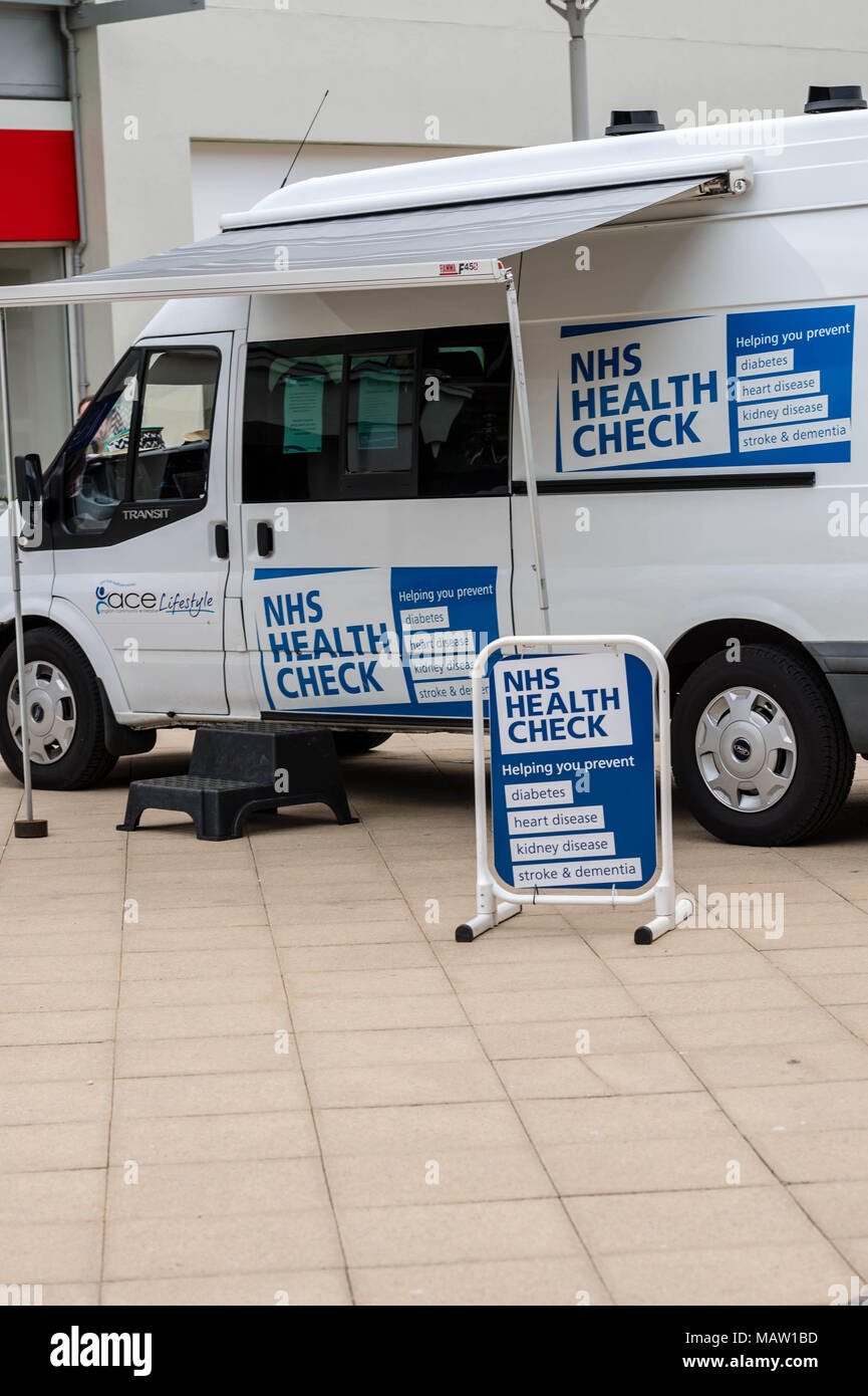 Anglian Unternehmen der Gemeinschaft (ACE) Gesundheit und Wohlbefinden NHS Health Van in Brentwood, Essex prüfen Stockfoto