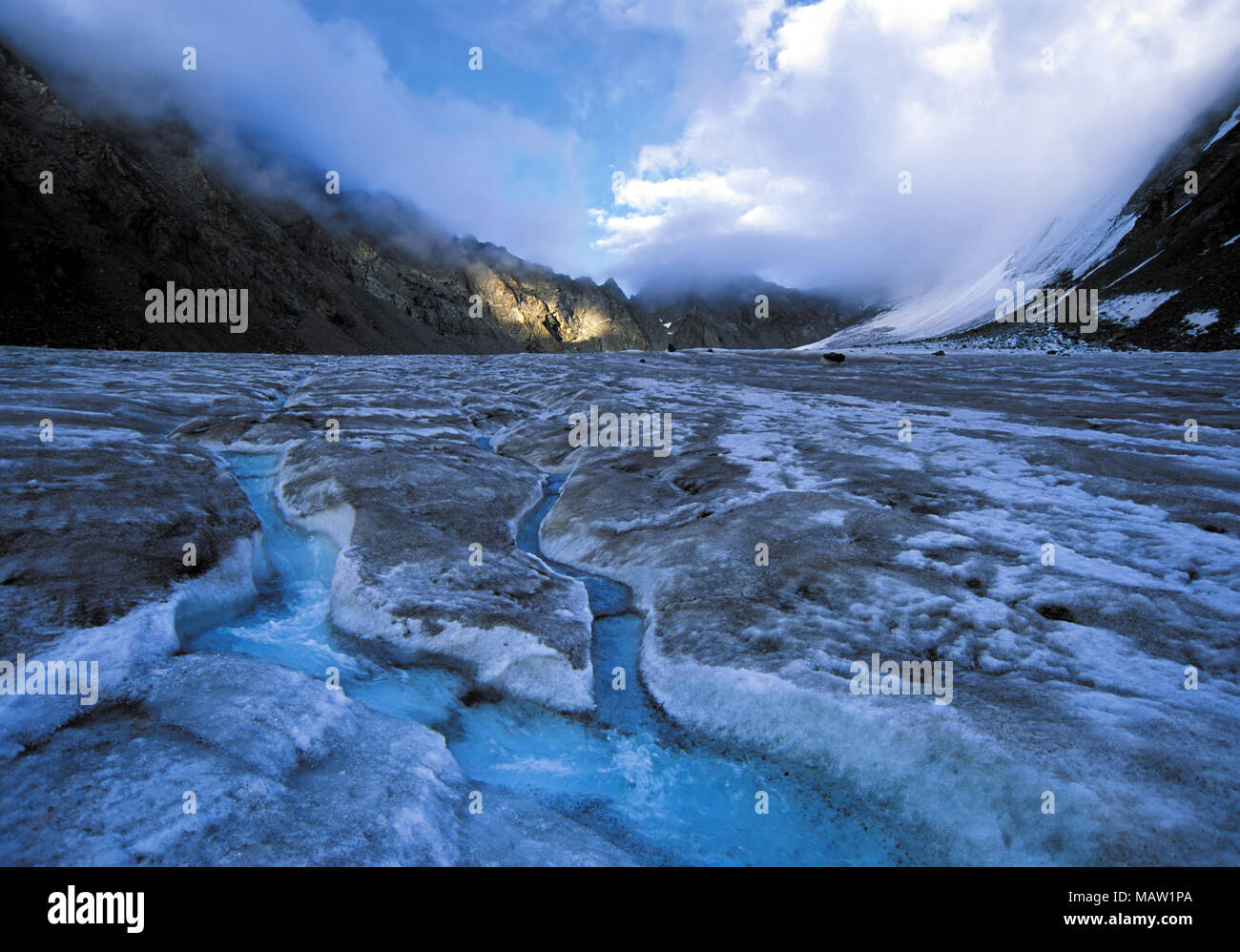 Schmelzwasser Rinne in Eis, Gletscher, Arbuz Altai Gebirge, Russland Stockfoto