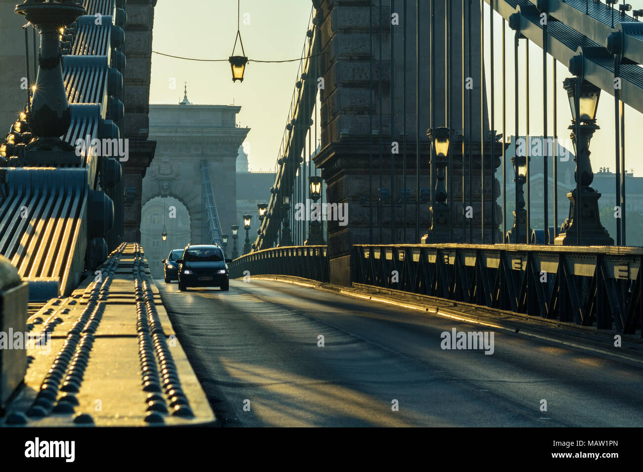 Straße und Autos auf Budapest Kettenbrücke Stockfoto